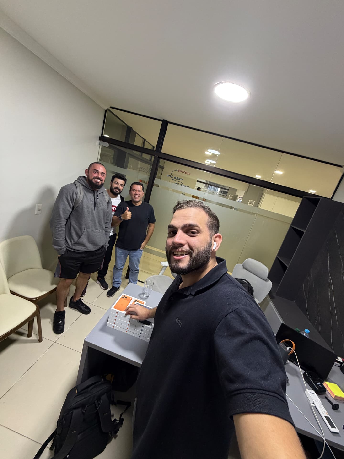 Bruno com clientes durante um atendimento no Paraguai